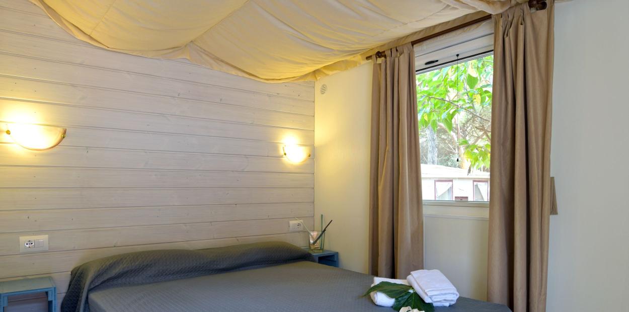 Cozy room with a double bed and soft lighting.