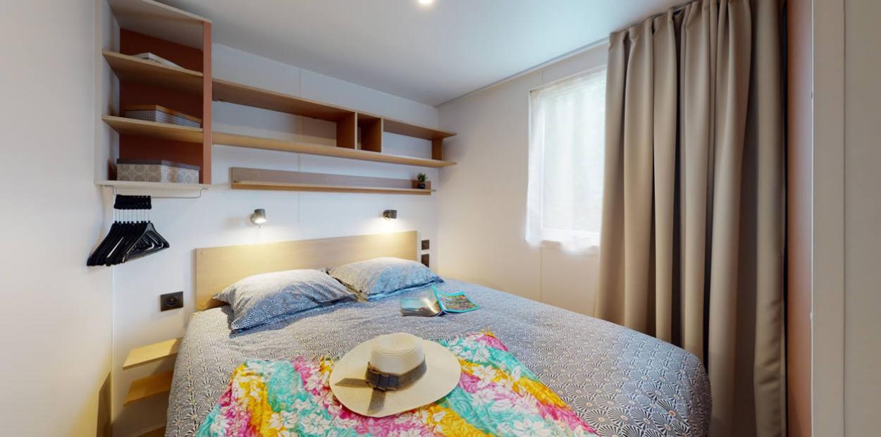 Camera da letto moderna con letto matrimoniale e scaffali, decorata con colori vivaci.