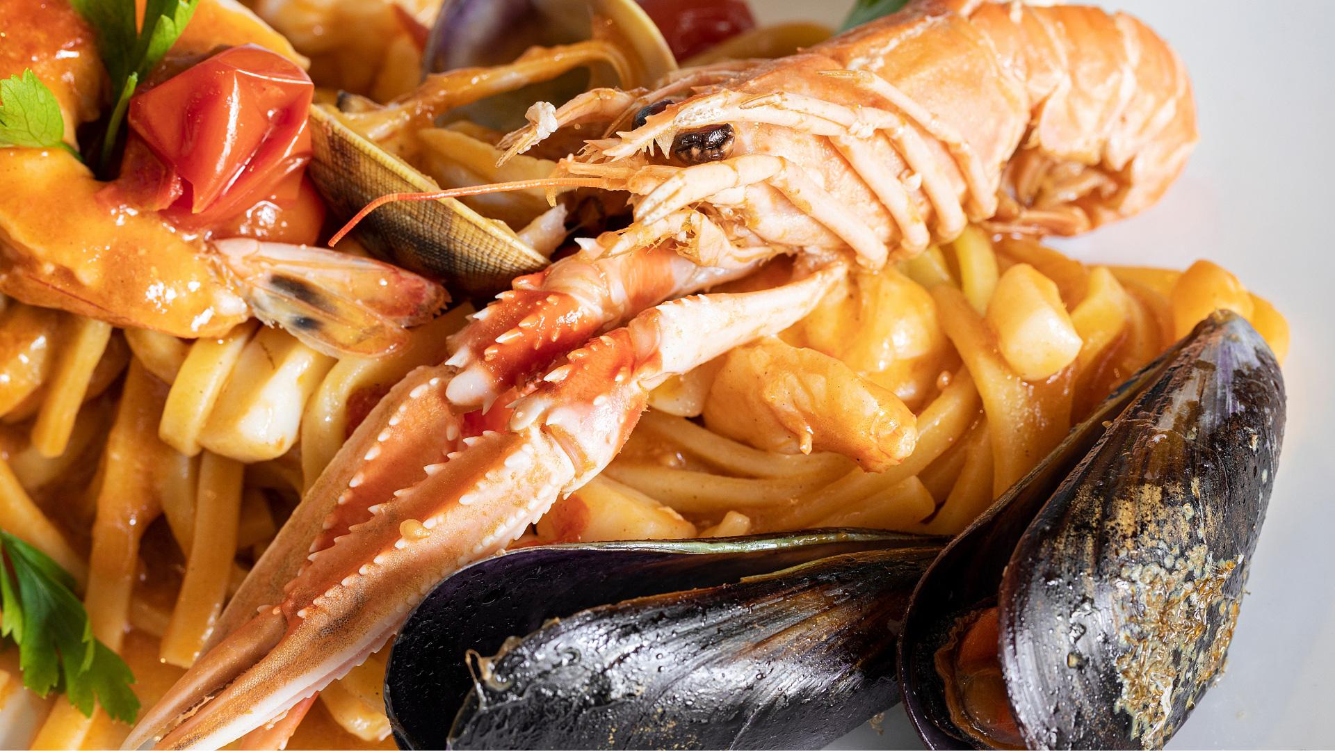 Linguine ai frutti di mare con scampi, cozze, vongole e pomodorini.